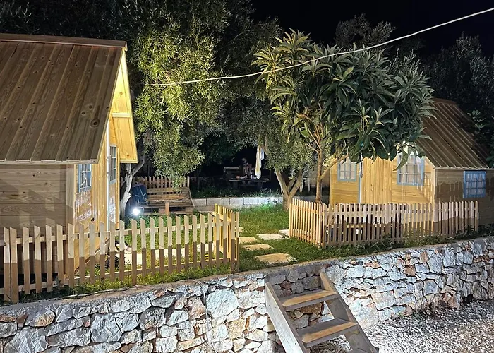 Albania-secret Village Den * Σαράντα