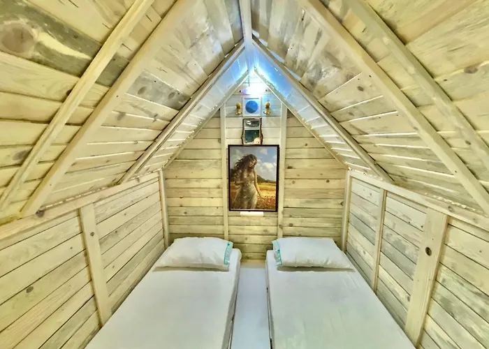 Albania-secret Village Den مكان تخييم *