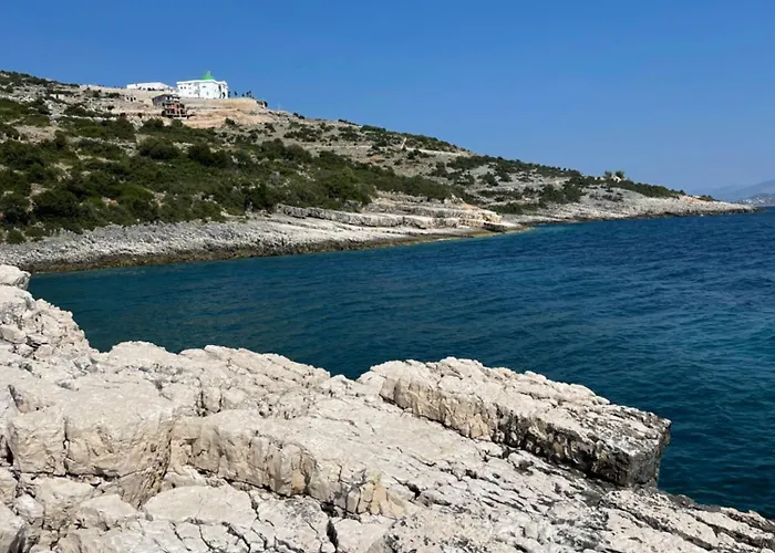 Albania-secret Village Den 营地