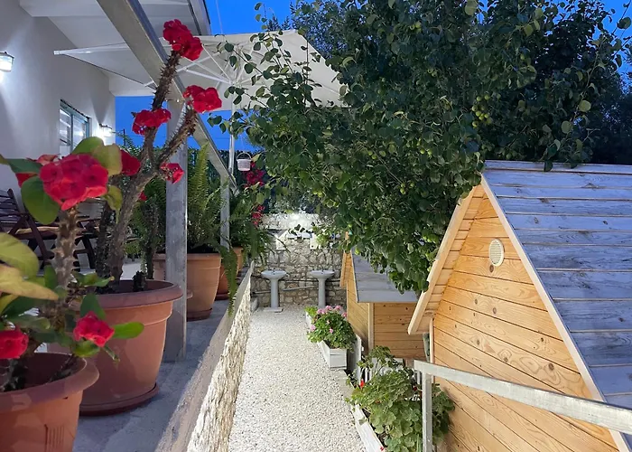 Albania-secret Village Den キャンプ場 *